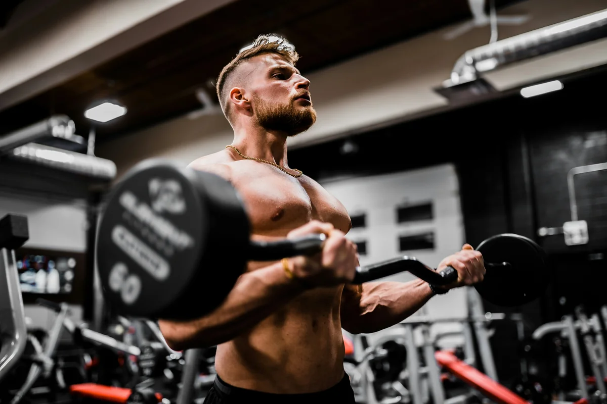 Bodybuilder and online coach @Crowtersix working out at a gym!</p>
<p>Instagram: @VisualsByRoyalZ